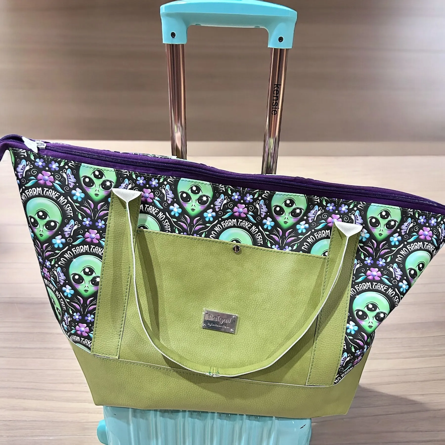 Alien Daisy Travel Duffel, Travel Handbag