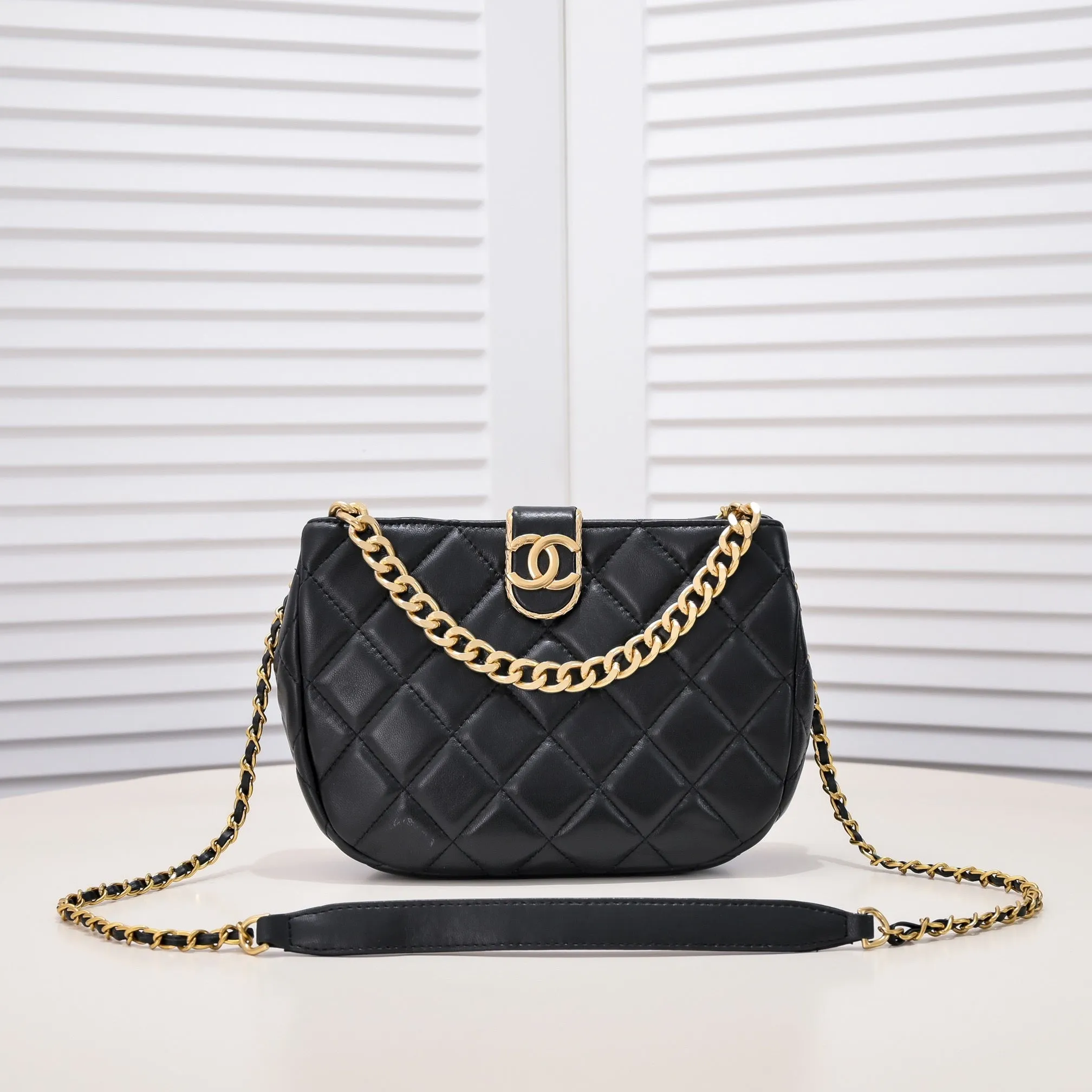 CC605 Hobo Handbag / 6.6 × 9 × 2.7 inch