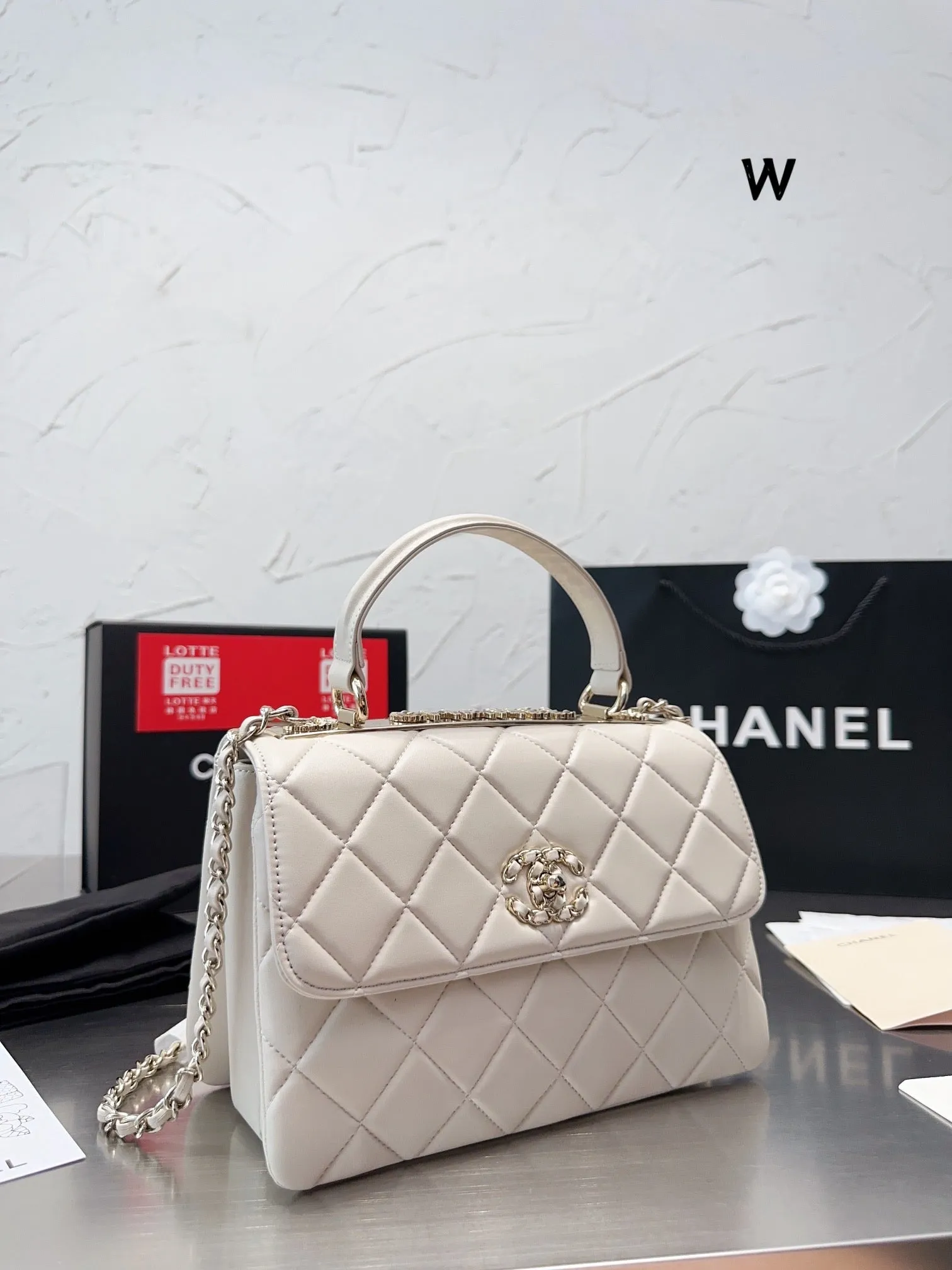 CC758 Flap Bag with Top Handle / 6.6 × 9.8 × 4.7 in