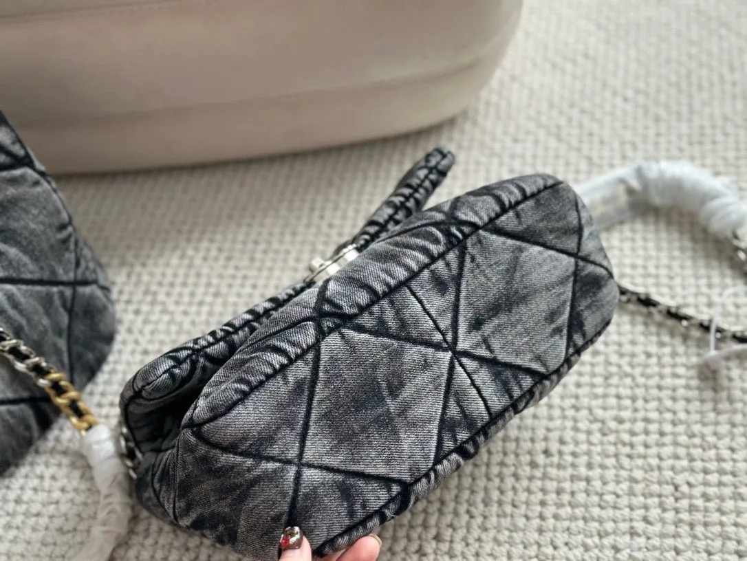 CC892 CC 19 Large Handbag / 7.8 × 11.7 × 3.9 in