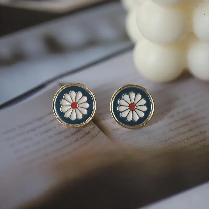Cute Vintage Enamel Daisy Earrings