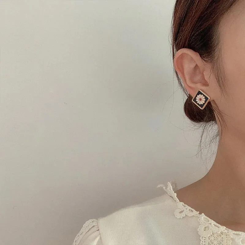 Cute Vintage Enamel Daisy Earrings