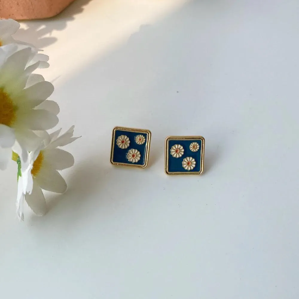 Cute Vintage Enamel Daisy Earrings