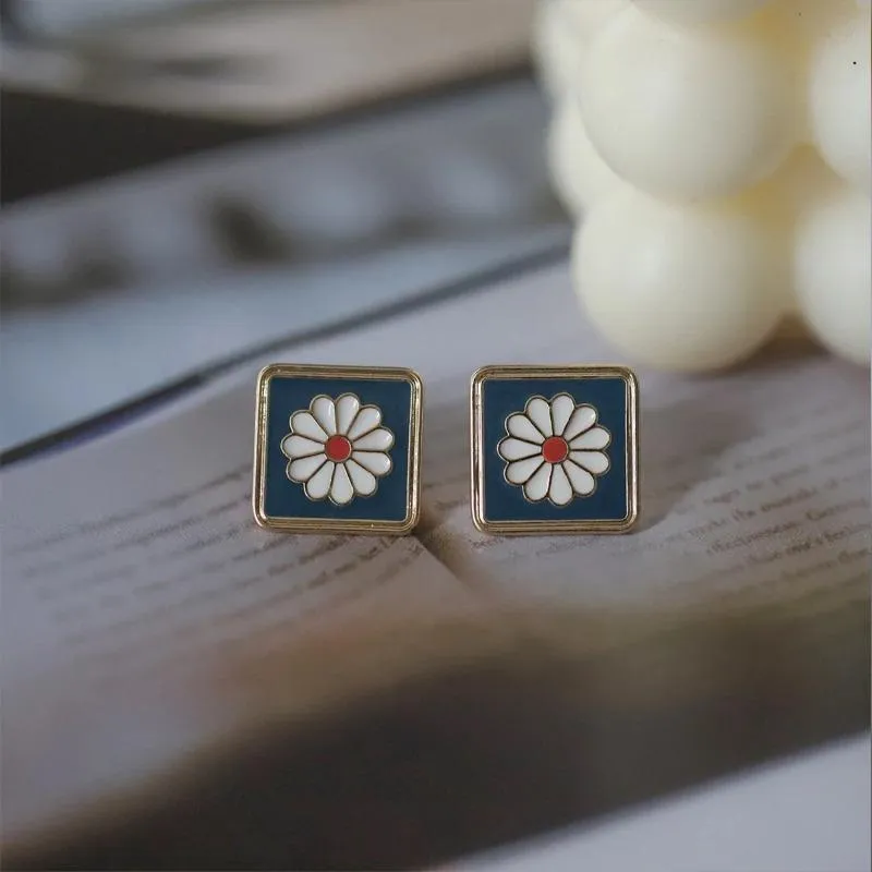 Cute Vintage Enamel Daisy Earrings