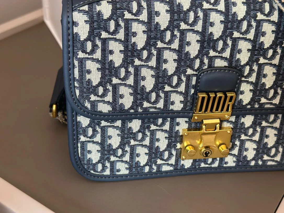 DR465 Shoulder Bag / 9.1 x 6.5 x 3 inches