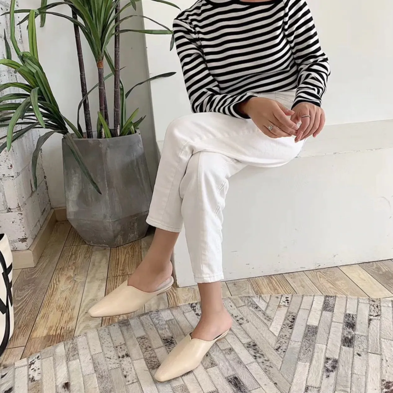 [Korean Style] Ashelie Solid Color Pointy Toe Mules
