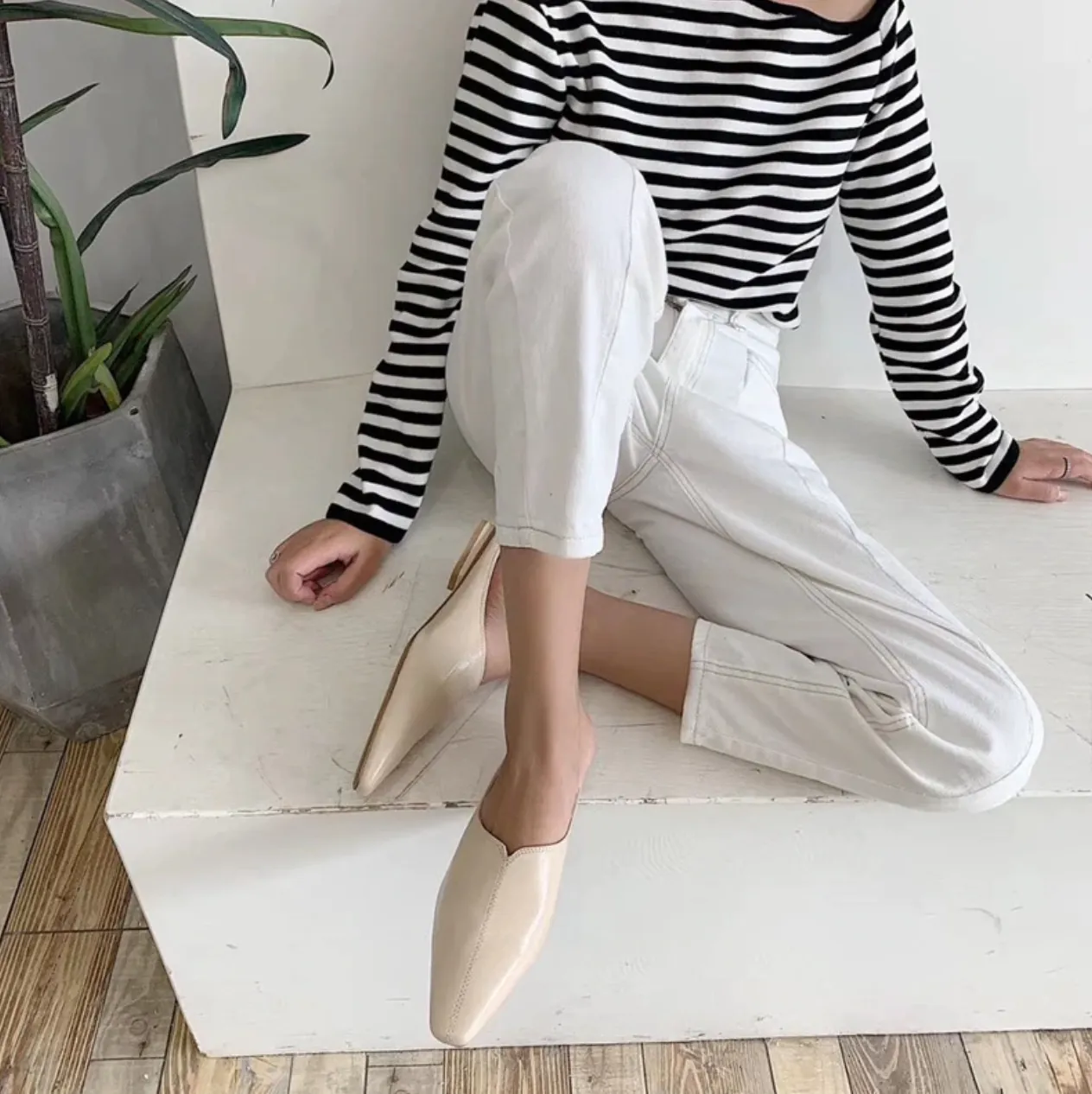 [Korean Style] Ashelie Solid Color Pointy Toe Mules