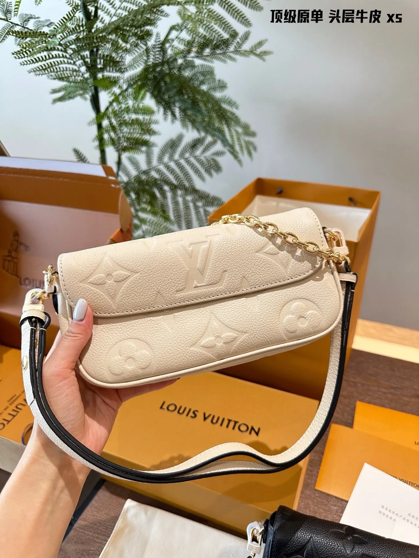 LB1153 Wallet On Chain Ivy / 9.3 x 4.7 x 1.7 inches