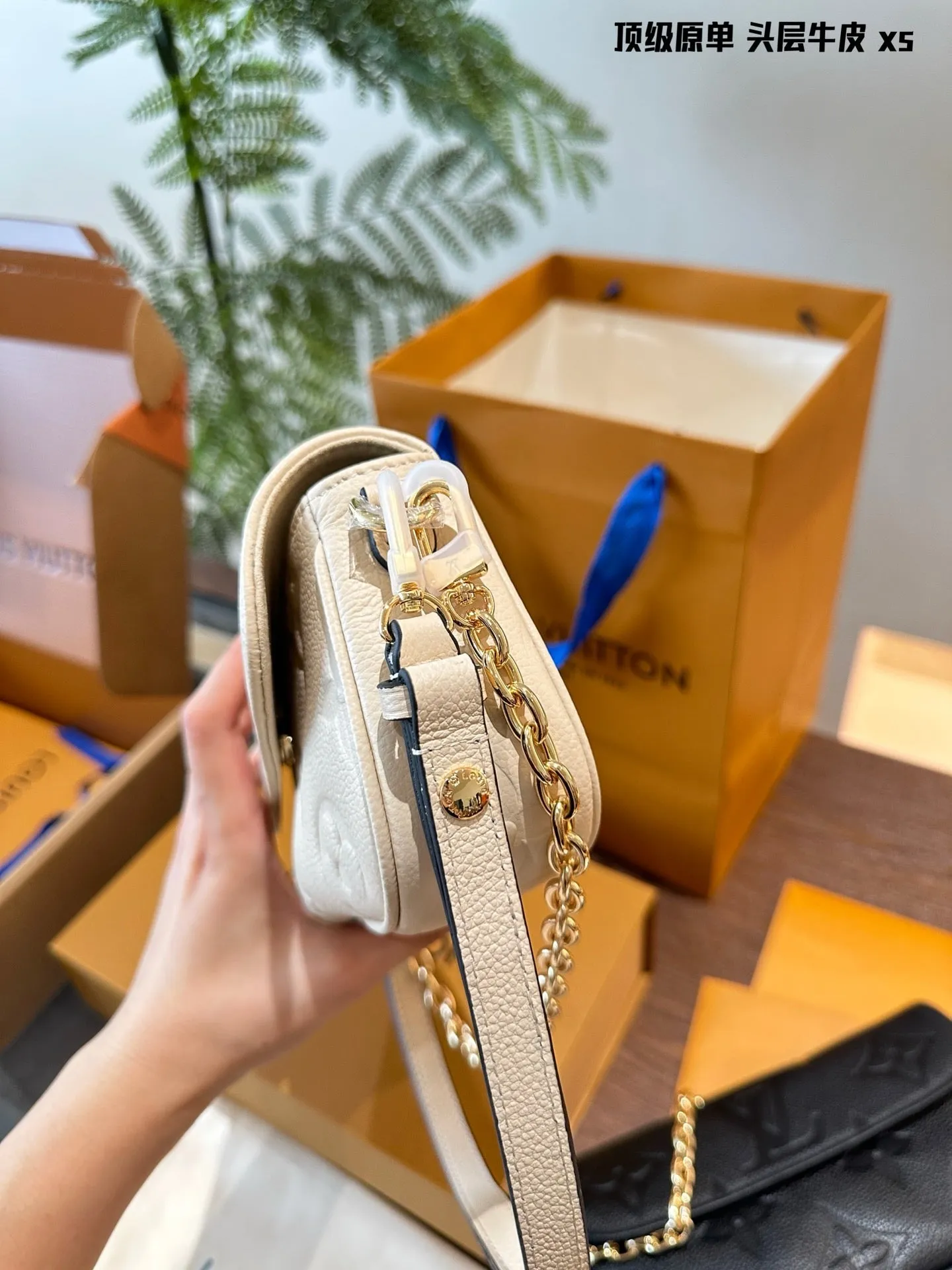 LB1153 Wallet On Chain Ivy / 9.3 x 4.7 x 1.7 inches