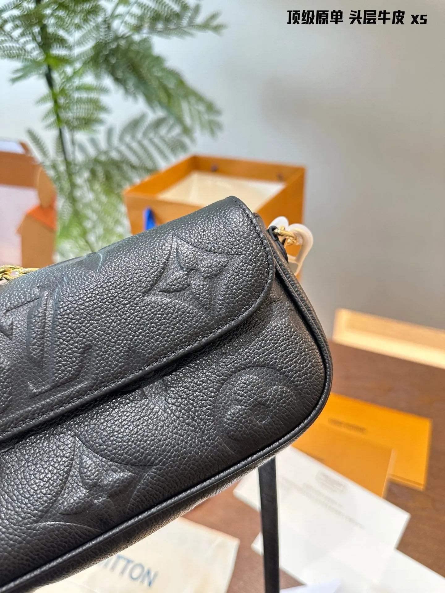 LB1153 Wallet On Chain Ivy / 9.3 x 4.7 x 1.7 inches