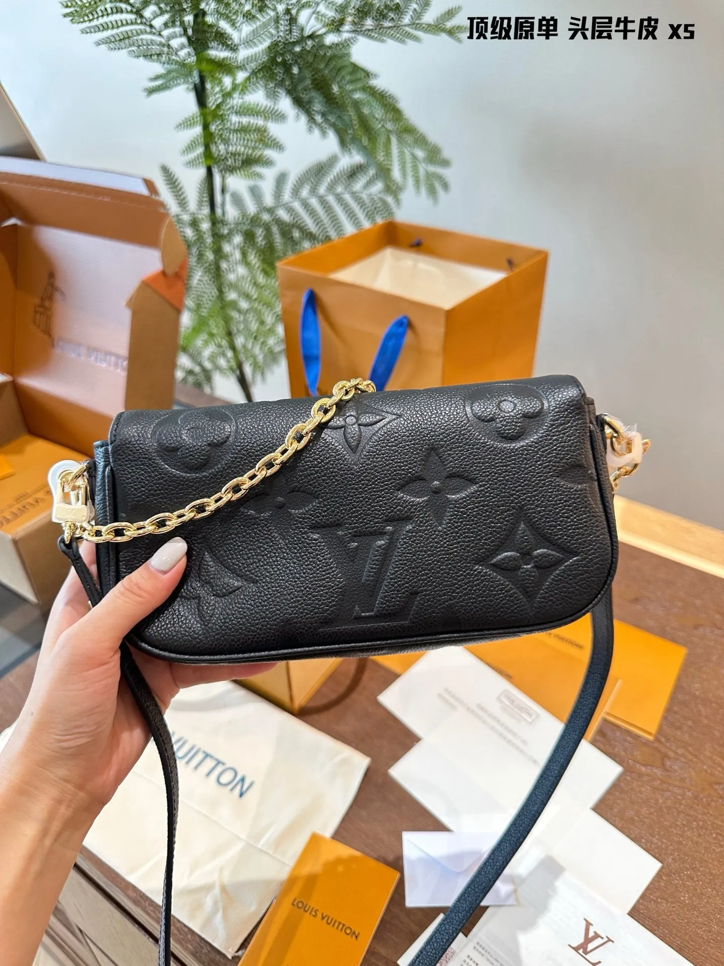 LB1153 Wallet On Chain Ivy / 9.3 x 4.7 x 1.7 inches