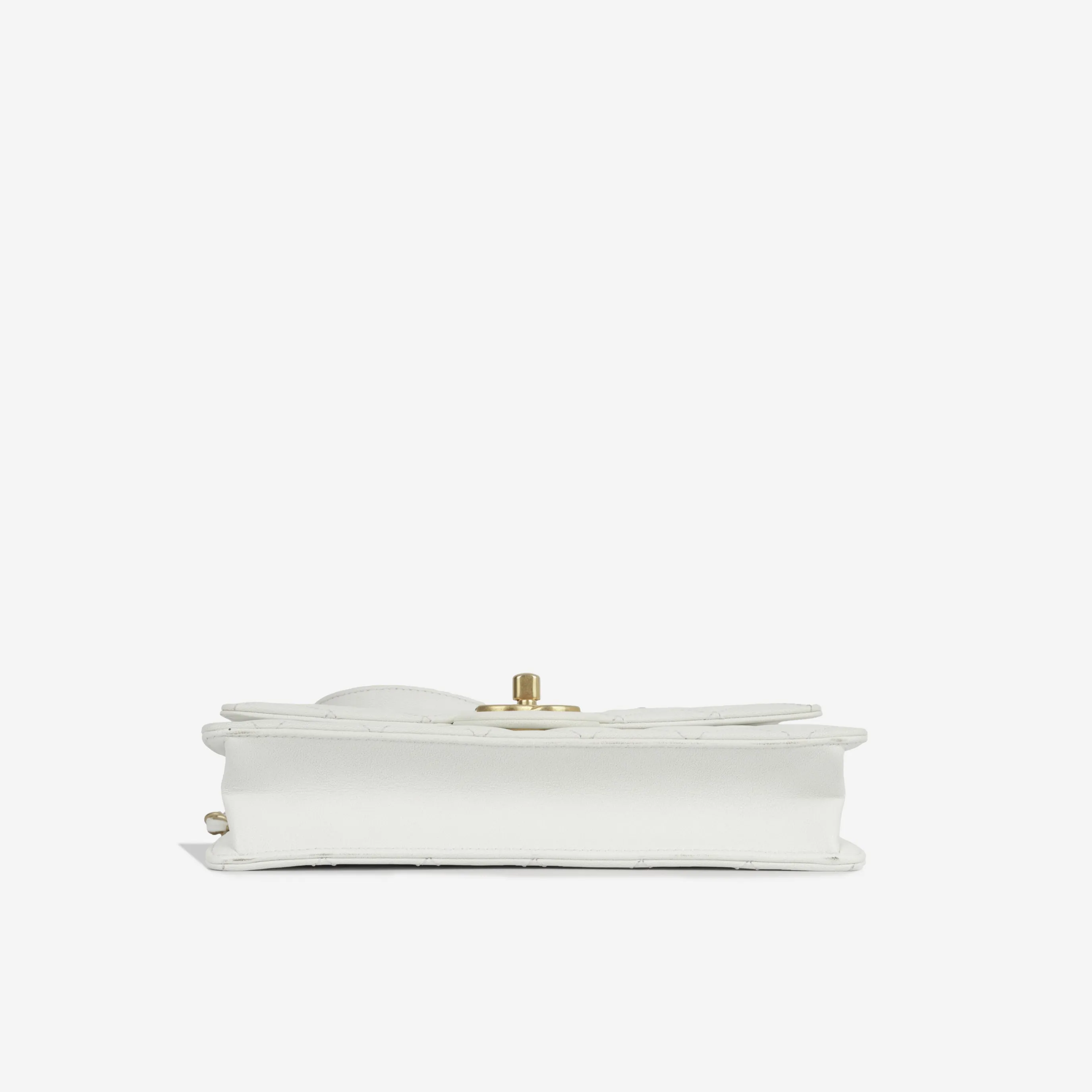 Medium Chic Pearl Flap