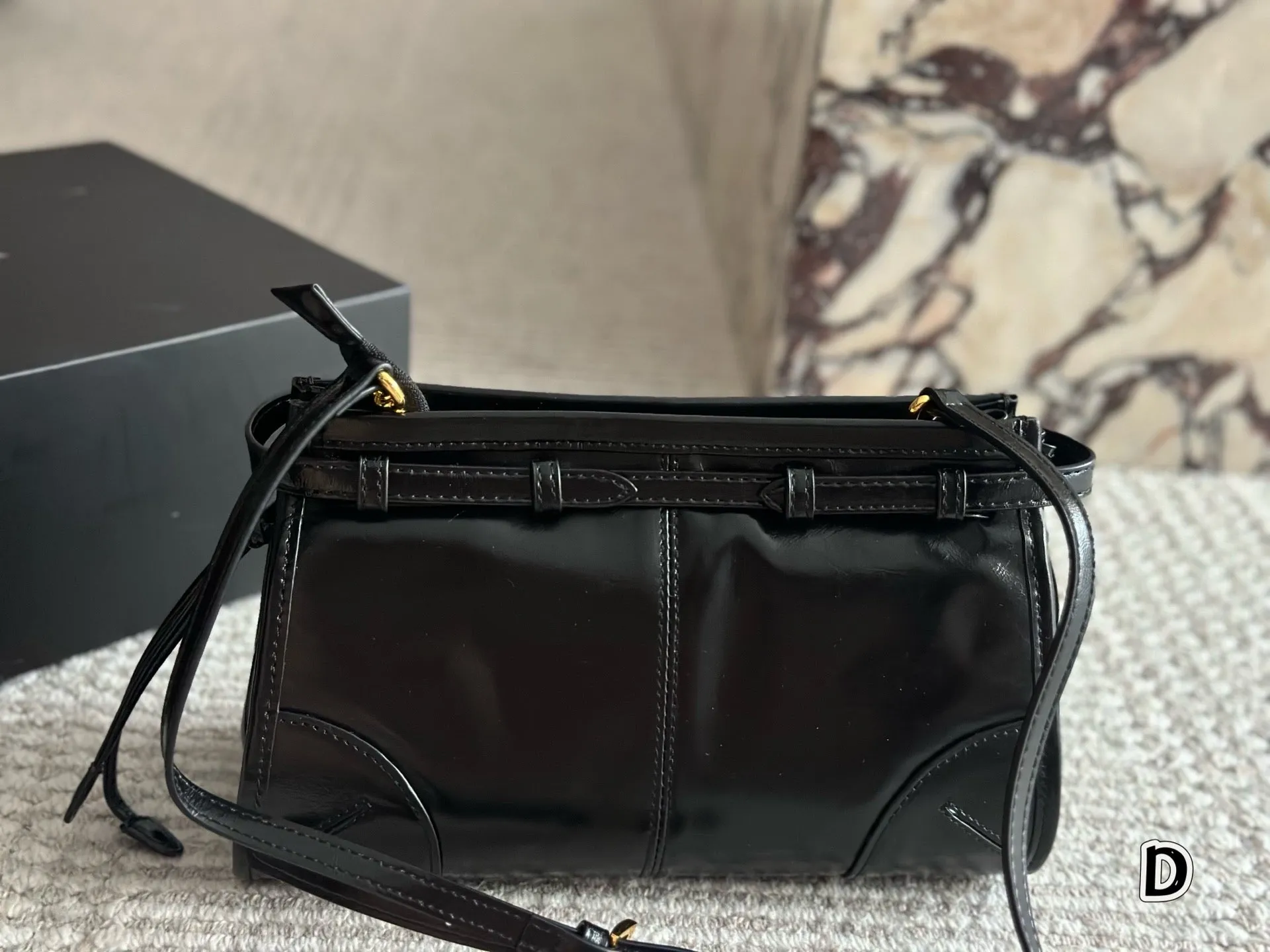PD347 Medium Leather Shoulder Bag / 14.1x6.3x3.1inch