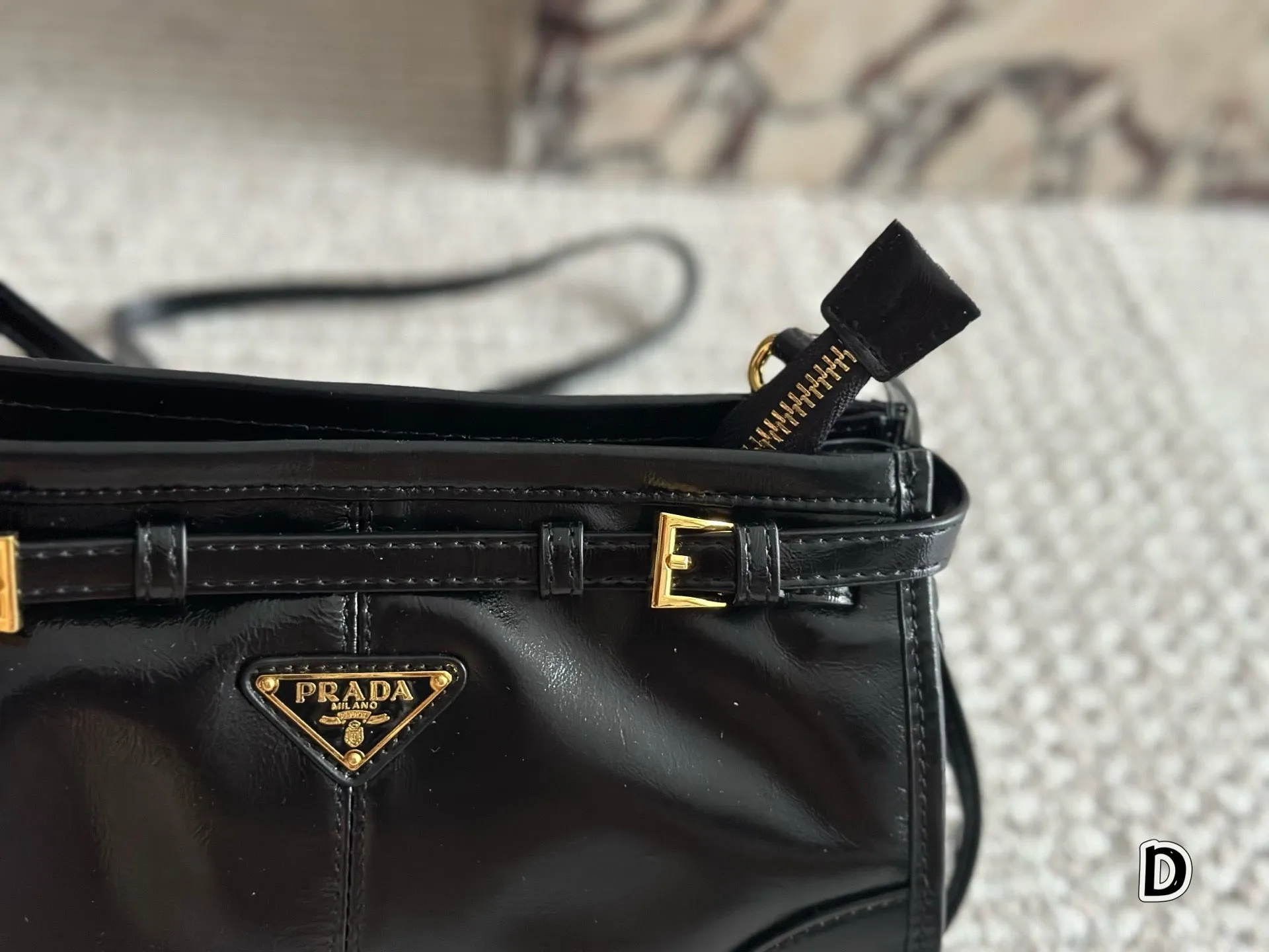 PD347 Medium Leather Shoulder Bag / 14.1x6.3x3.1inch