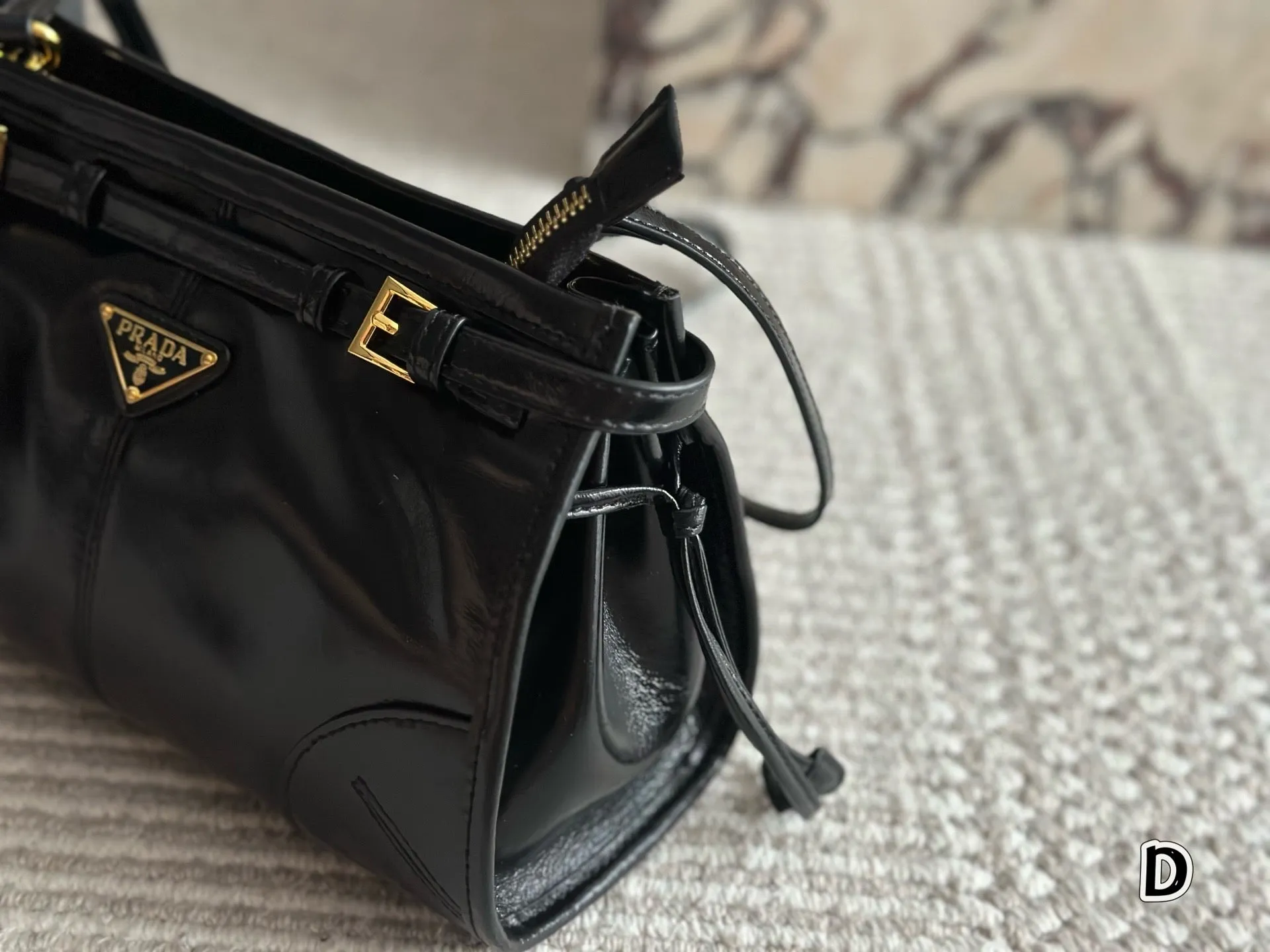 PD347 Medium Leather Shoulder Bag / 14.1x6.3x3.1inch