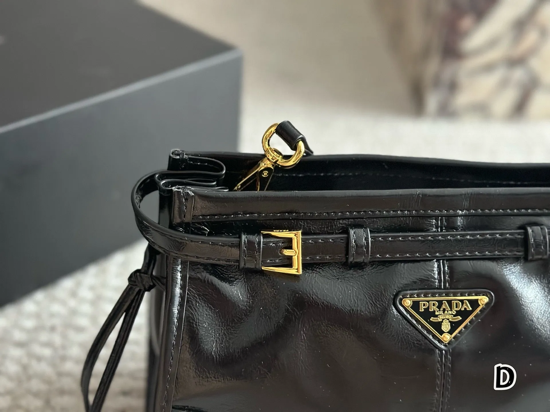 PD347 Medium Leather Shoulder Bag / 14.1x6.3x3.1inch