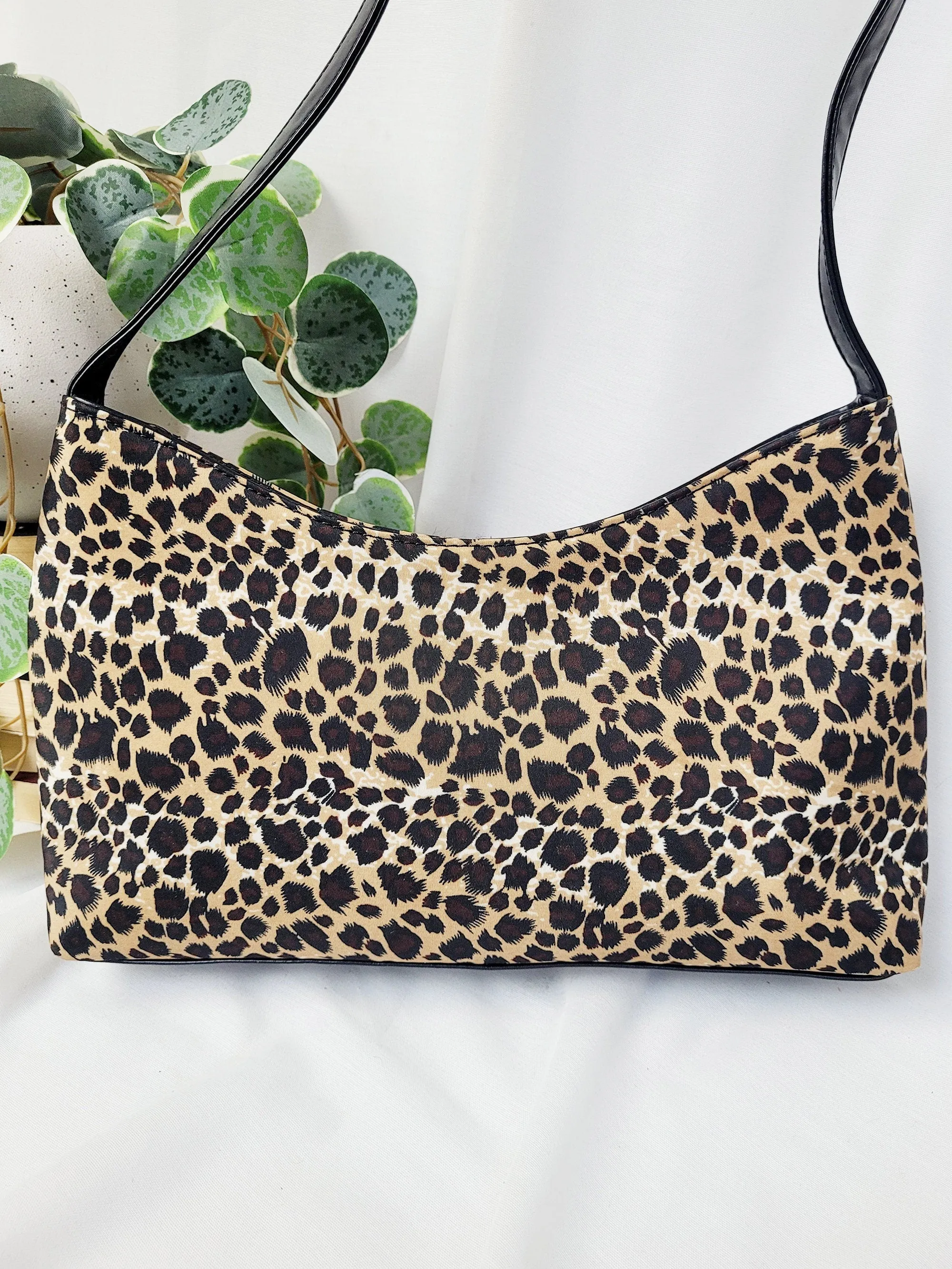 Retro 00s Y2K leopard animal print shoulder baguette bag