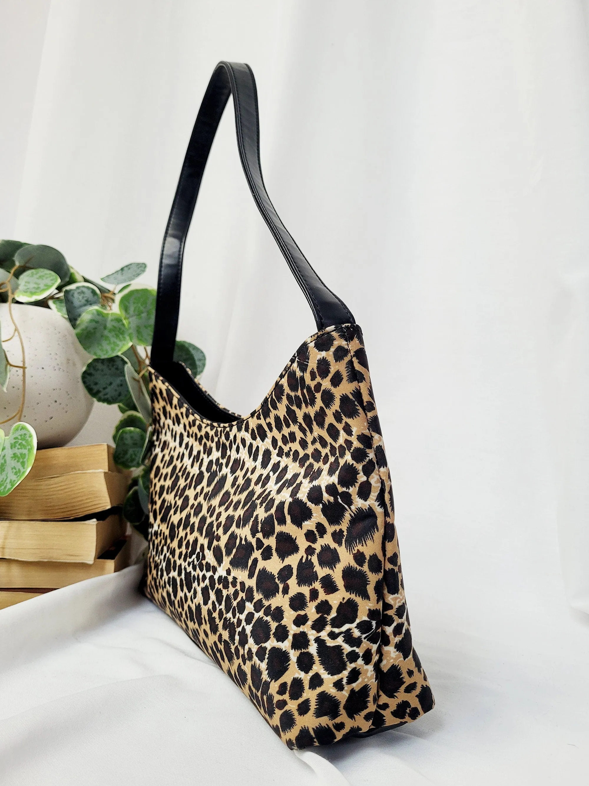 Retro 00s Y2K leopard animal print shoulder baguette bag