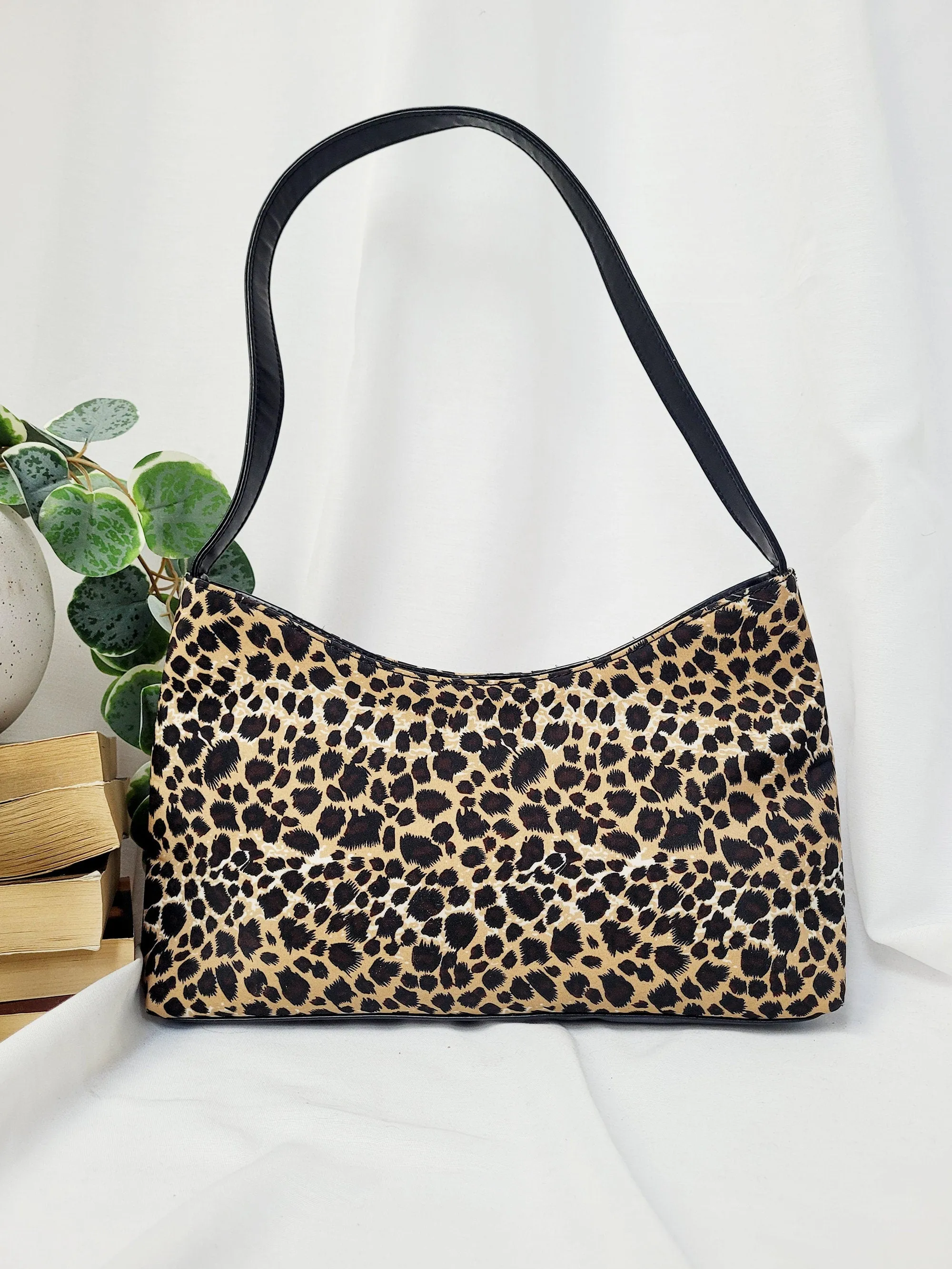 Retro 00s Y2K leopard animal print shoulder baguette bag